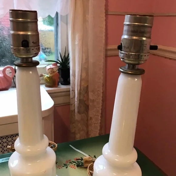Vintage Gay Fad Milk Glass Handpainted Lamps MCM ~ Set of 2 ~ Working Condition - Picture 2 of 4